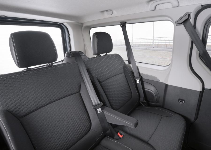 Интерьер Opel Vivaro Combi+ 2017 года  (фото 3 из 3)